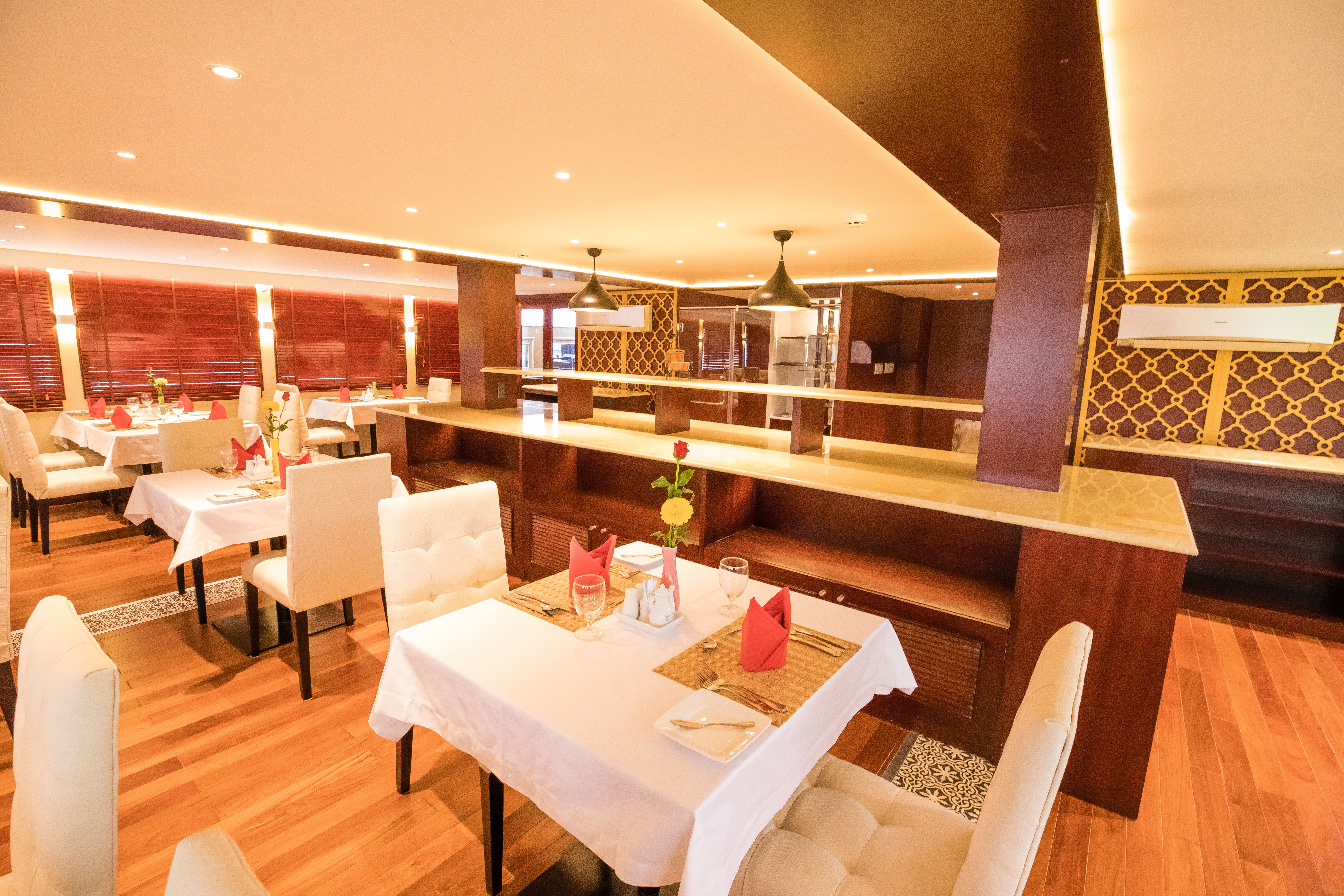 CroisiEurope RV Lan Diep Restaurant 3.jpg